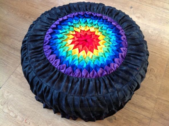 Чехол на подушку-пуфик из лоскутков