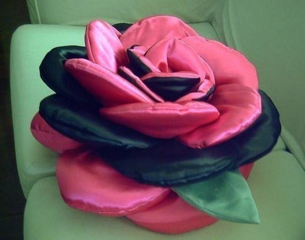 Декоративная подушка в виде цветка