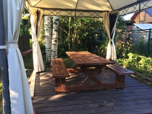 Деревянный стол и скамейки для дачи