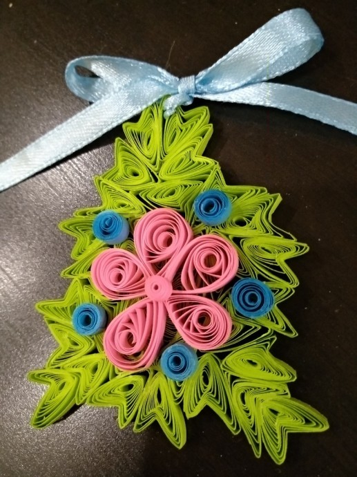 Идея для новогоднего декора в технике квиллинга