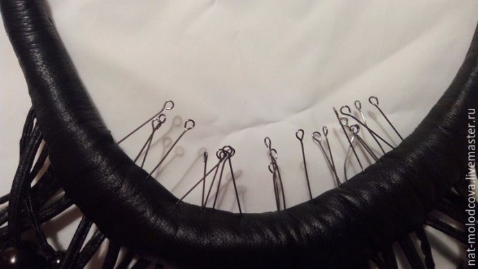 Колье из кожаного шнура и бусин