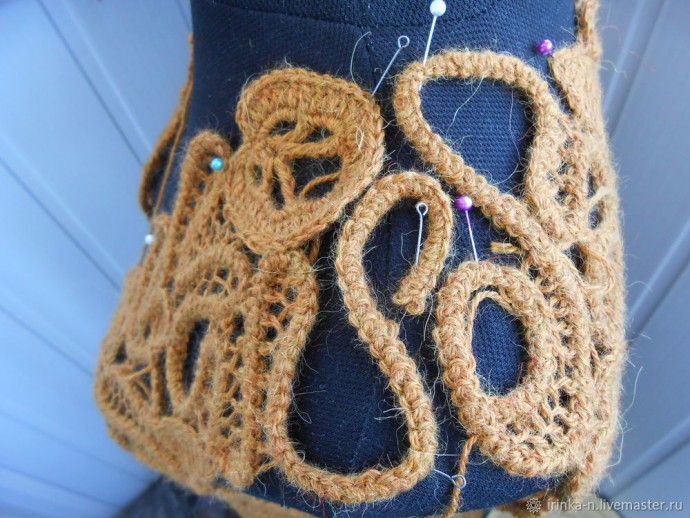 Жилет в технике шнуркового кружева