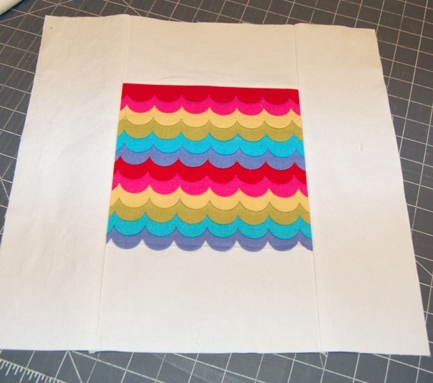 Радужная подушка с волнообразным узором