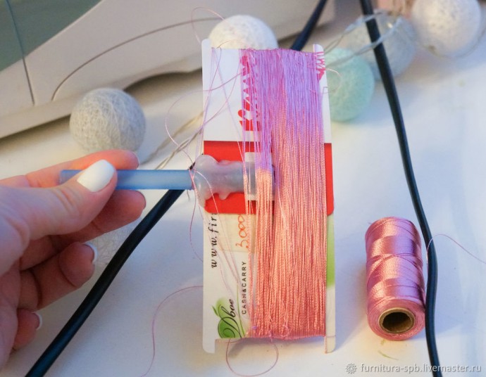 Делаем кисточку из ниток