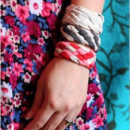 Плетёные браслетики из ненужных футболок