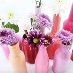 Разноцветные вазы из бутылок