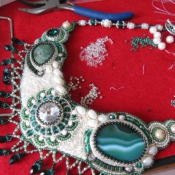 Колье "Серебро и изумруд"