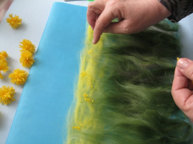 Одуванчики в жёлтых сарафанчиках: шерстяная живопись.