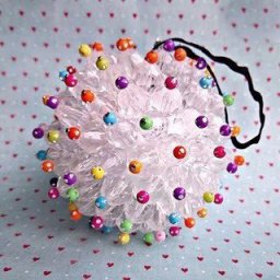 Шар на ёлку из бусин и булавок
