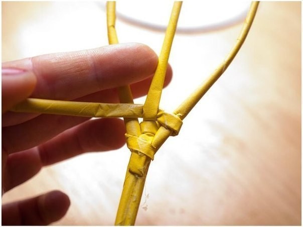 Вазочка-подсолнух из газетных трубочек