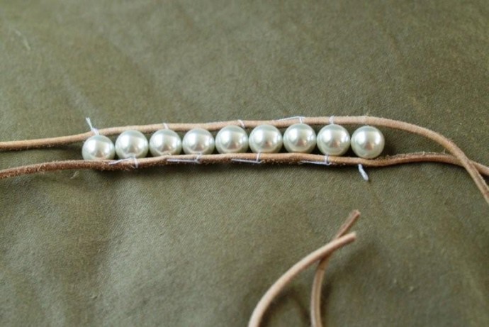 Браслет на кожаных шнурках, кружева и бусинок