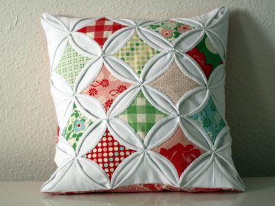 Изумительной красоты подушка с объемными элементами