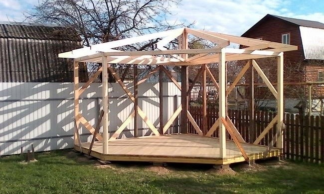 Строительство угловой беседки своими руками