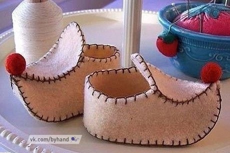 Домашние тапочки из старого свалявшегося свитера