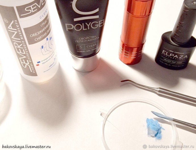 Фиксируем соединительные колечки на поверхности стеклянных элементов Фиксируем соединительные колечки на поверхности стеклянных элементов