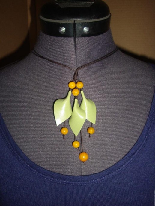 Украшение из кожи