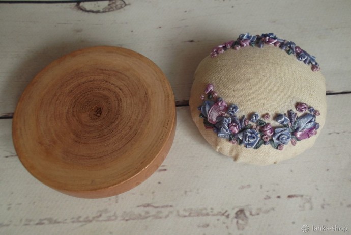 Игольница с вышивкой