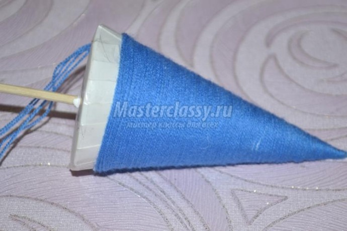 Новогодняя ёлочка из ниток и кружева с розами