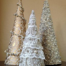 ​Конусные ёлочки из кружева и бусин