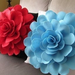 Декор подушки цветком из фетра