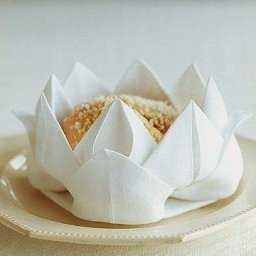 Красиво оформляем салфетку цветком