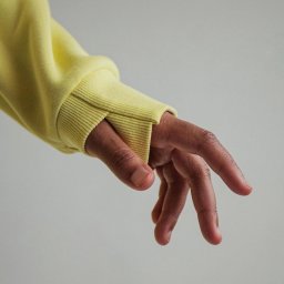 Манжета с прорезью для большого пальца в трикотажном изделии