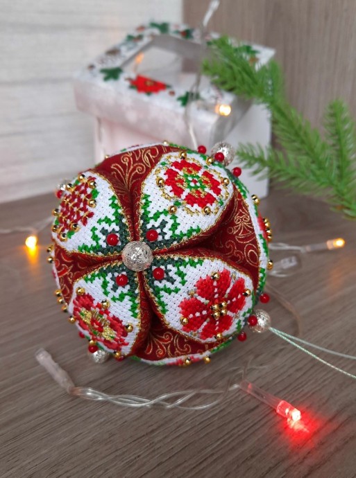 ​Необычные вышитые новогодние шары