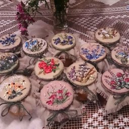 ​Применение швов при вышивке травинок лентами: схемы и примеры