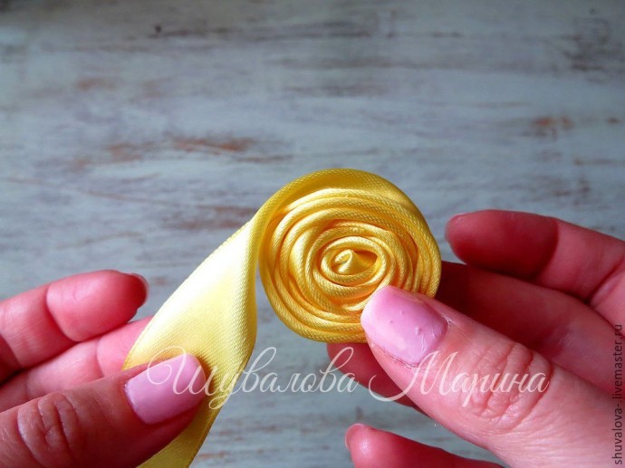 Простой способ сделать розу из ленты