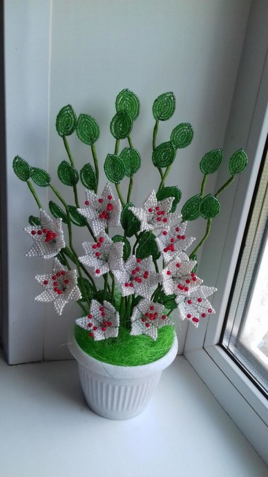 Остроконечные цветы из бисера