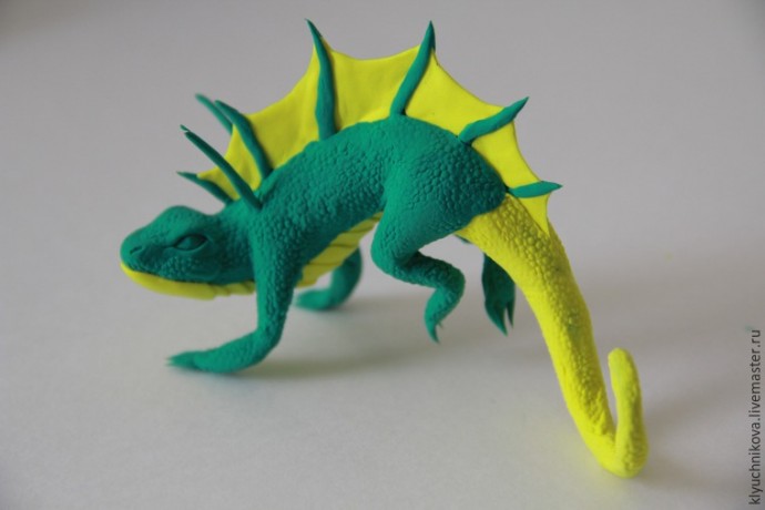 Лепим чудесного интерьерного дракончика из бархатного пластика