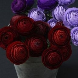 ​Нежные цветы из гофрированной бумаги