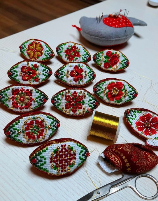 ​Необычные вышитые новогодние шары