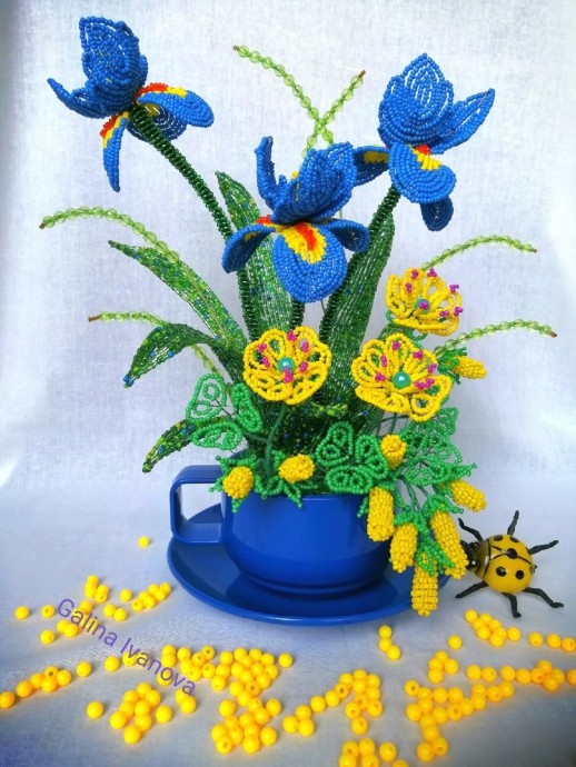​Невероятно красивый букет из бисера с синими и желтыми цветами