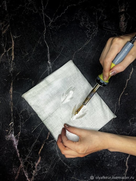 Белая пуансеттия из бархата