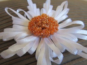 Ромашка из тонких ленточек на расческе: мастер-класс