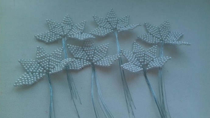 Остроконечные цветы из бисера