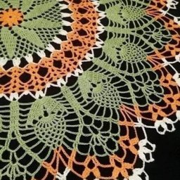 ​Вяжем многоцветную салфетку