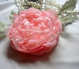 Нежный пион из ткани