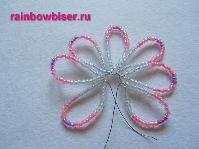 Необычный цветок из бисера