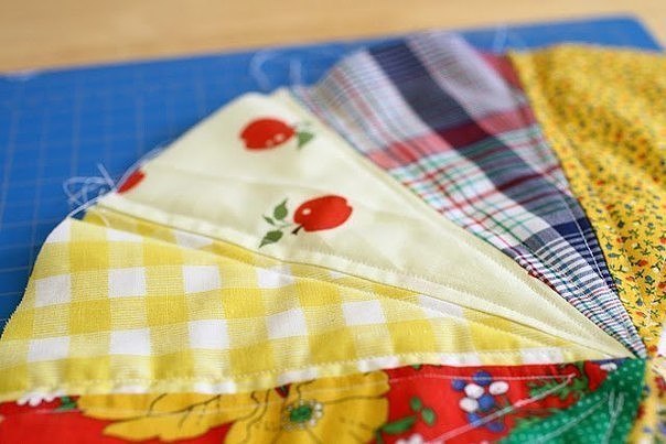 Подушка из лоскутков ткани