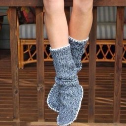 ​Тёплые домашние тапочки из старого свитера