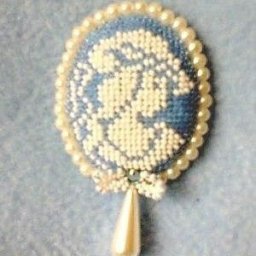 ​Брошь из бисера "Камея"