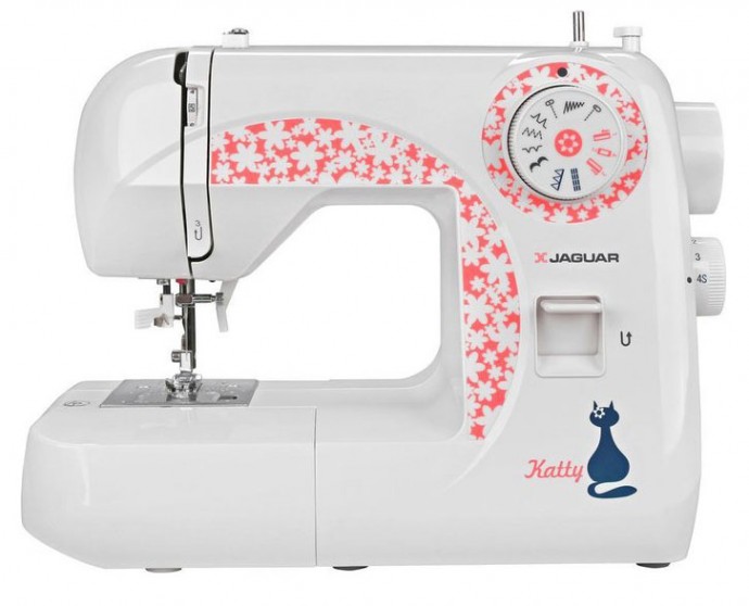 Чистим швейную машину или оверлок от пыли с помощью самодельной насадки для пылесоса