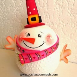 Интерьерный снеговик из пенопластовых шариков: мастер-класс