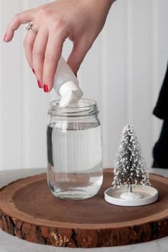 Интересный новогодний декор в вазочках с искусственным снегом