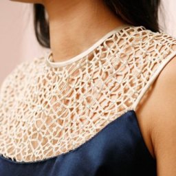 Как обработать край кружевной горловины и проймы