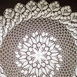 Красивая скатерть на круглый стол