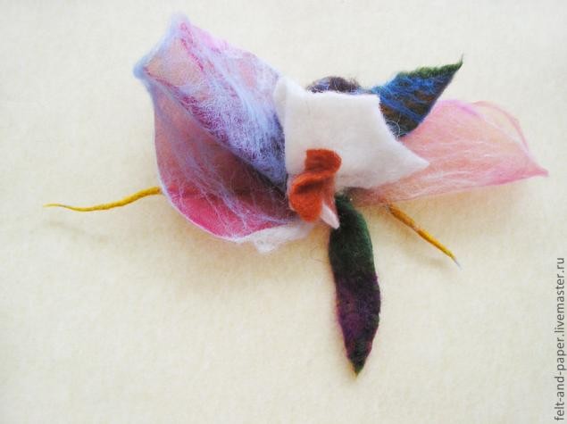 Брошь в виде розы из войлока и органзы Брошь в виде розы из войлока и органзы