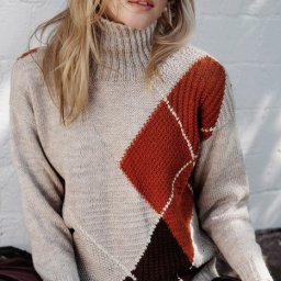 Свитер с интарсией спицами из крупных ромбов